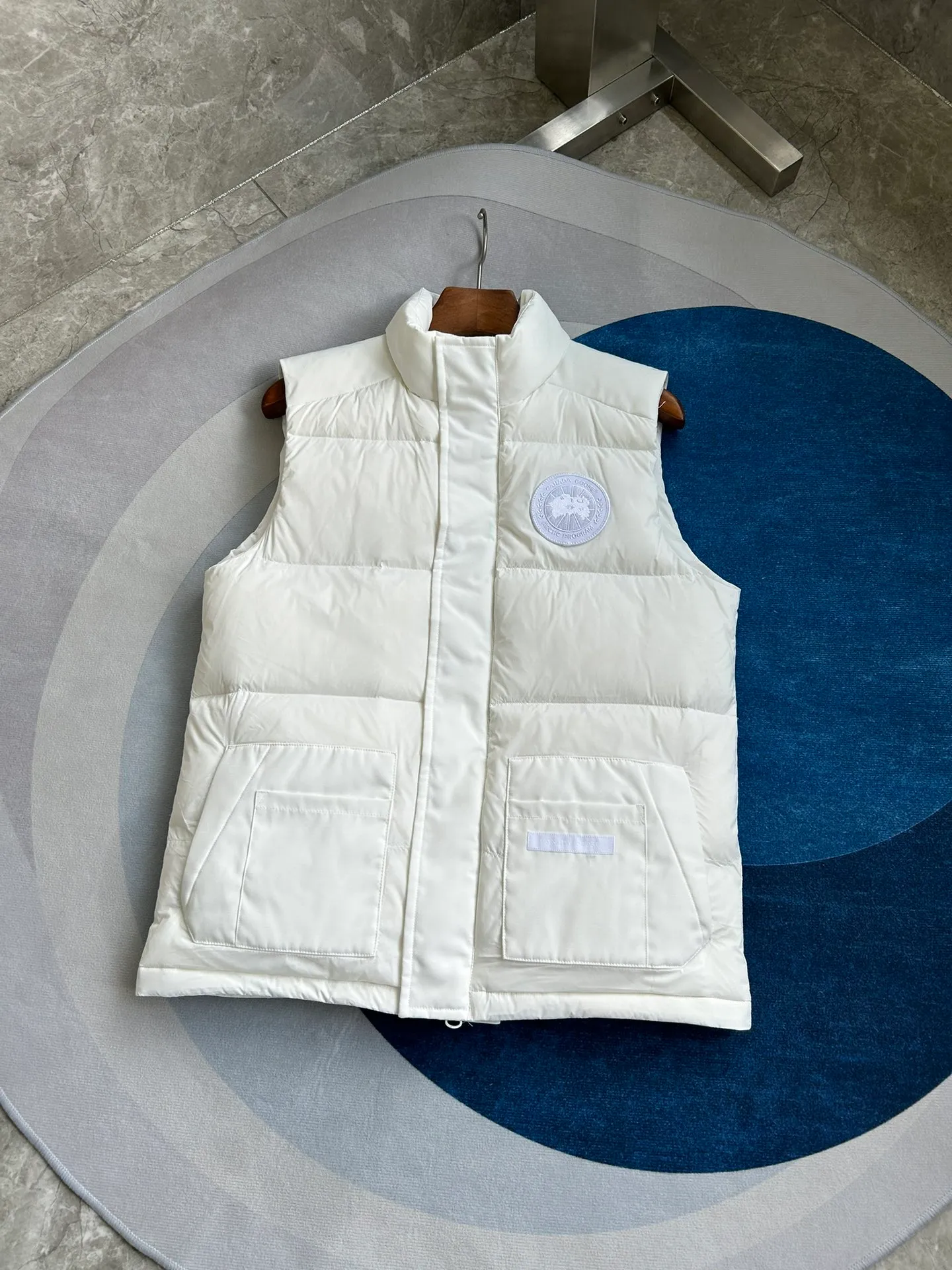 P560 Big Goose 2057MW puff down vest [note the version is too large] Canada Goose Canada Goose FW23 Freestyle waterproof solid color stand collar button down vest Paradigm Freestyle Vest-WD Color: Black White Size: XS S M L XL XXL 2057MW Paradigm Freestyle Vest-WD Men's style. Color: black. Sizes: XS S M L XL XXL.